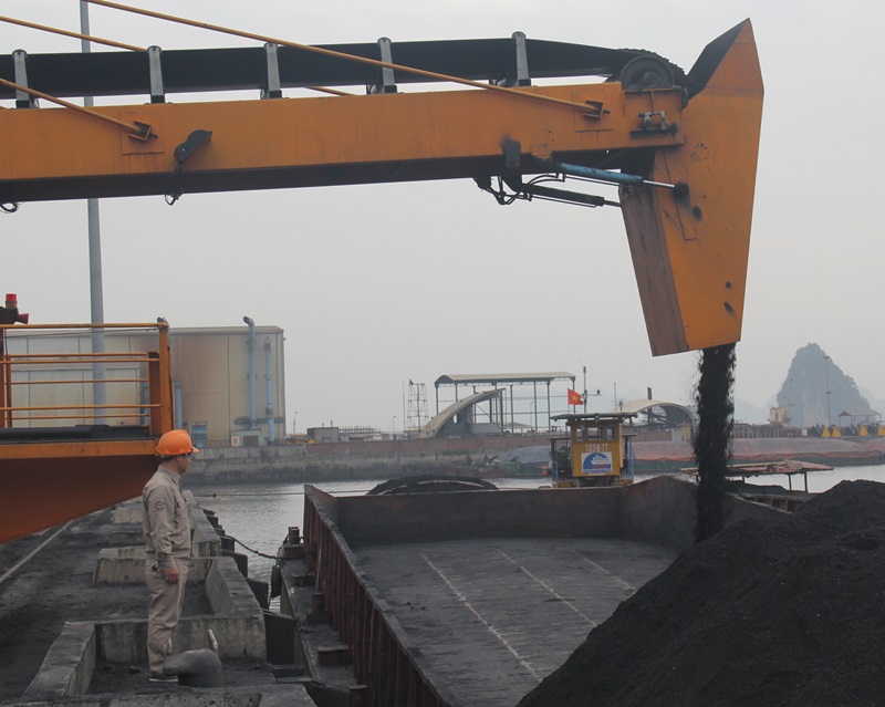 Kho vận và Cảng Cẩm Phả rót tấn than đầu tiên của năm 2019