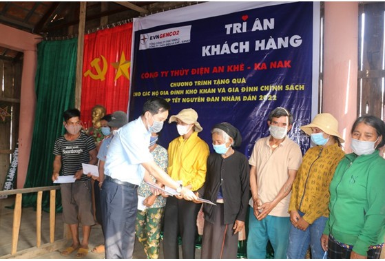 Thủy điện An Khê - Ka Nak tặng quà các hộ nghèo, gia đình chính sách tại địa phương