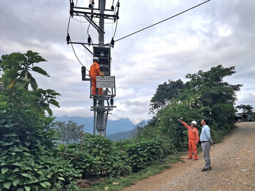 PC Nghệ An nỗ lực đưa điện lưới quốc gia đến các thôn, bản vùng sâu