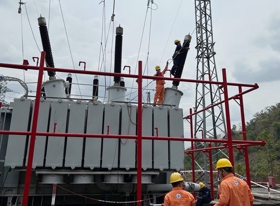 Thủy điện Đại Ninh thay thành công đầu sứ MBA AT4 trạm 110 kV