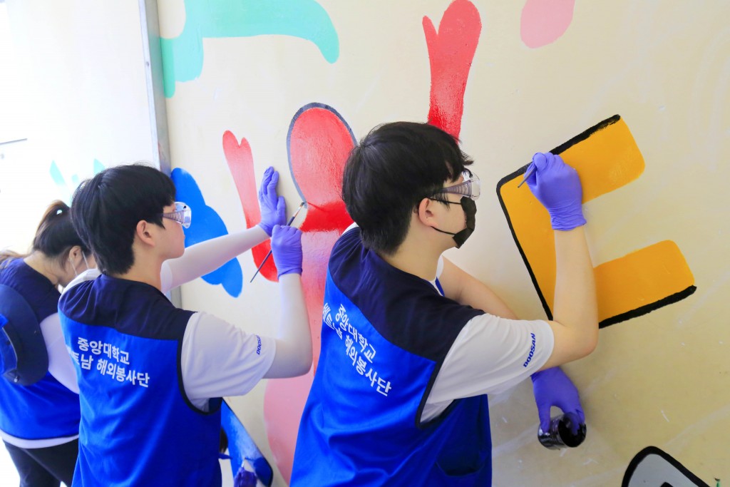 Doosan Vina tiếp tục thực hiện chương trình từ thiện giáo dục tại Quảng Ngãi