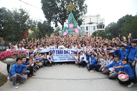 Hơn 300 tình nguyện viên chụp ảnh cùng Đại sứ Dương Thùy Linh trước khi khởi hành.