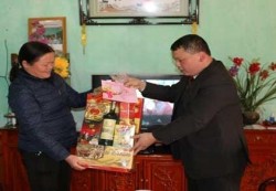 PC Lạng Sơn tặng quà tết cho các hộ chính sách