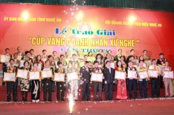 Giám đốc PC Nghệ An nhận “Cúp vàng doanh nhân xứ Nghệ”