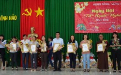 Nhiệt điện Vĩnh Tân tặng quà cho gia đình chính sách xã Vĩnh Hảo