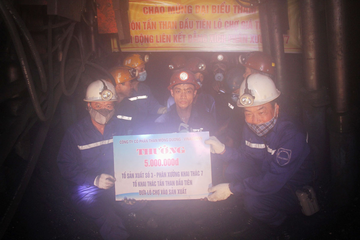 Than Mông Dương: Đón tấn than đầu tiên tại lò chợ giá xích ZH1800/16/24ZL