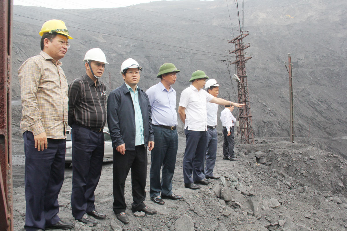 Tổng Giám đốc TKV kiểm tra sản xuất than lộ thiên mỏ Cọc Sáu