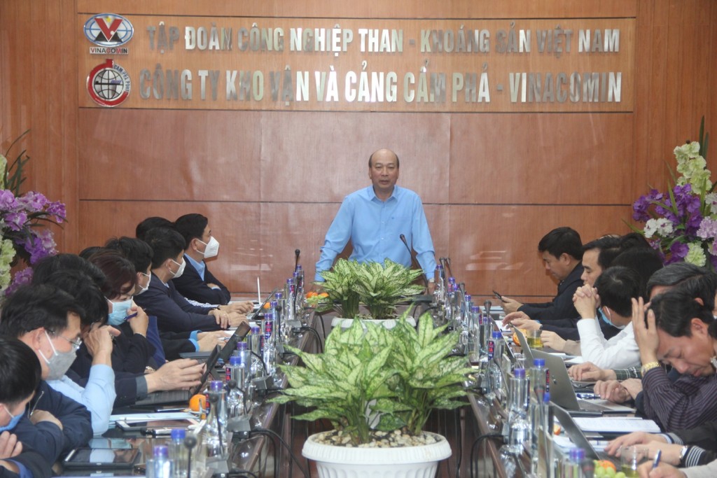 Chủ tịch HĐTV TKV kiểm tra sản xuất tại Kho vận và cảng Cẩm Phả