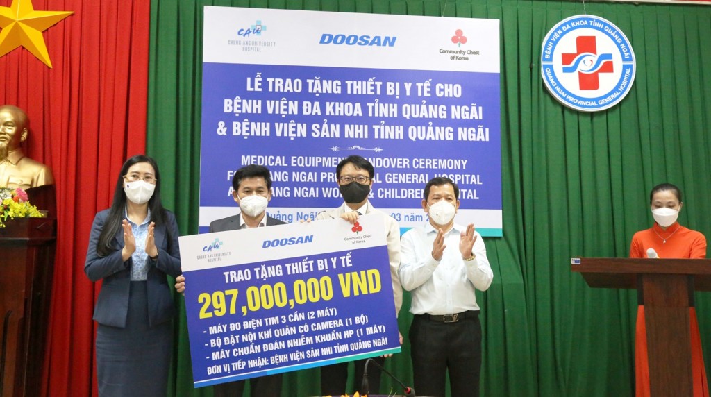 Doosan Vina tiếp tục hỗ trợ thiết bị y tế cho Quảng Ngãi