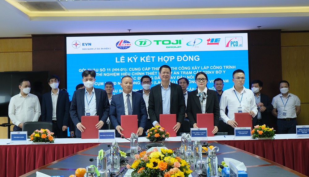 Ký hợp đồng 2 gói thầu xây lắp dự án truyền tải điện từ Lào về Việt Nam
