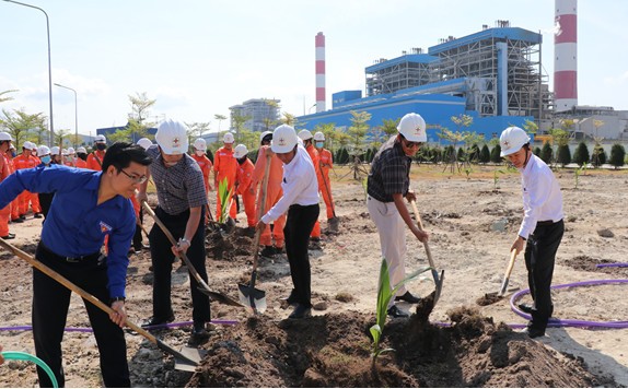 Phát động phong trào trồng cây tại Nhà máy Nhiệt điện Vĩnh Tân