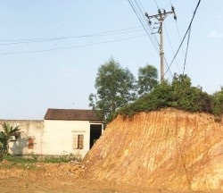 Hà Tĩnh: Cột điện có nguy cơ mất an toàn sau khai thác đất