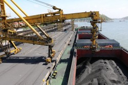 Kho vận và cảng Cẩm Phả tiêu thụ 9,8 triệu tấn than trong quý I