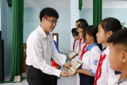 Nhiệt điện Vĩnh Tân trao học bổng cho học sinh nghèo hiếu học