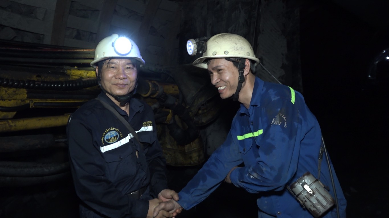Đoàn Thanh niên TKV thăm và tặng quà đội đào lò nhanh - Công ty Xây lắp mỏ - TKV
