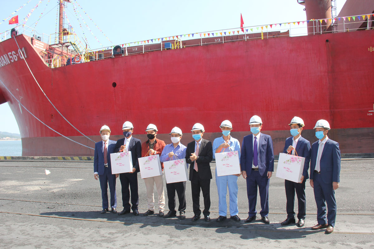 Tàu Việt Thuận 56-01 “xông” cảng Cẩm Phả và nhận 25.186 tấn than tiêu thụ ngày mùng 1 Tết Tân Sửu 2021