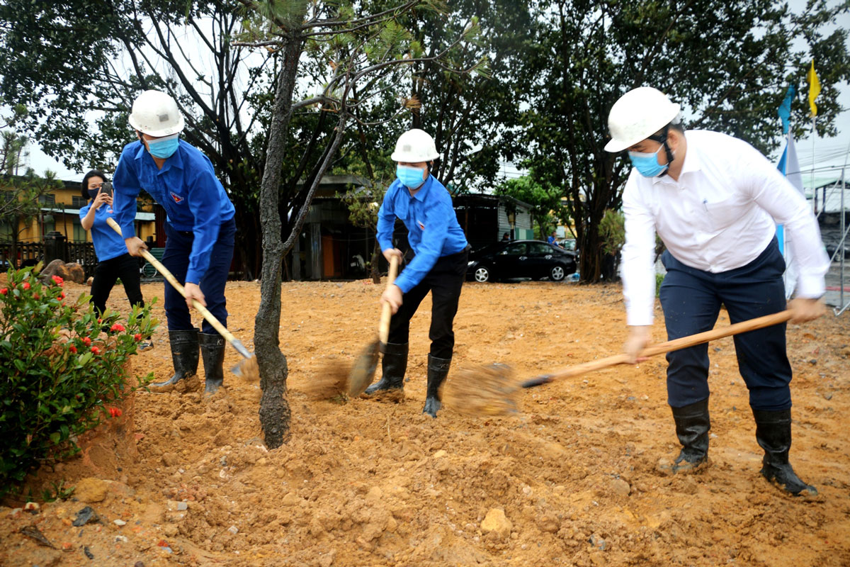 Đoàn TN Than Mạo Khê gắn biển công trình thanh niên và phát động Tết trồng cây 