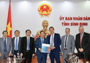 Tập đoàn PNE trao hồ sơ đề xuất dự án điện gió ngoài khơi Hòn Trâu cho Bình Định