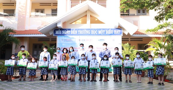 Nhiệt điện Vĩnh Tân tài trợ sữa học đường cho 1.000 em học sinh tại Tuy Phong