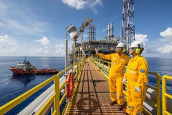 Petronas và PVN gia hạn hợp đồng chia sản phẩm