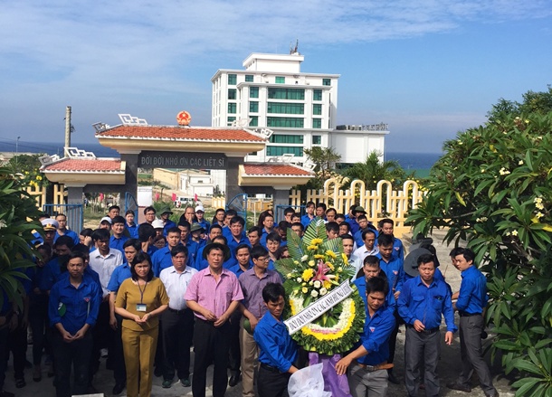 Gắn biển công trình "Đường lên nghĩa trang liệt sĩ huyện Lý Sơn"
