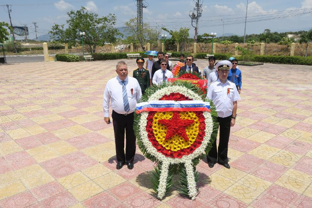 Vietsovpetro tổ chức Lễ đặt vòng hoa tại Tượng đài Cam Ranh
