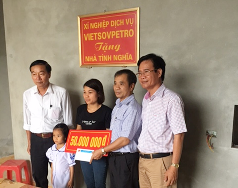 Xí nghiệp dịch vụ Vietsovpetro trao nhà tình nghĩa tại Ninh Bình