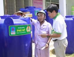 Công đoàn PVFCCo tặng bồn nước cho bà con vùng hạn mặn Bến Tre
