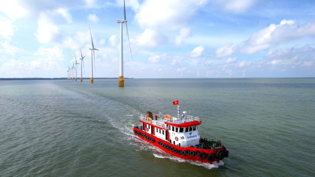 HDwind - Tiên phong cung cấp tàu dịch vụ cho công trình điện gió