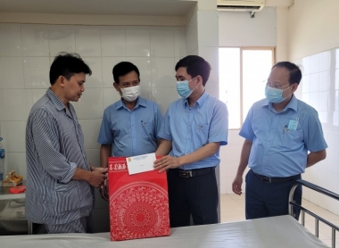 Than Mông Dương thăm hỏi, tặng quà công nhân bị tai nạn lao động