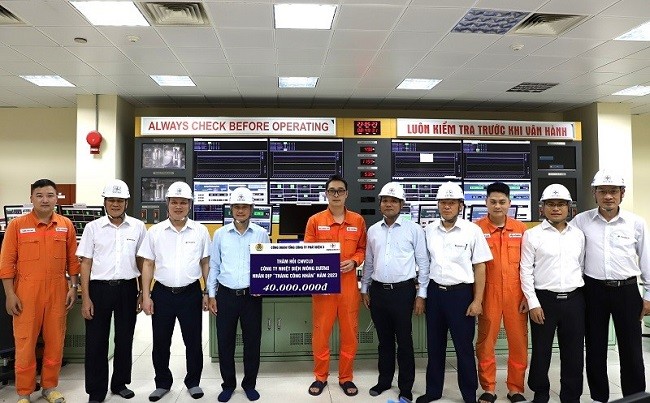 Tổng giám đốc EVNGENCO3 thăm, tặng quà người lao động Nhiệt điện Mông Dương 1
