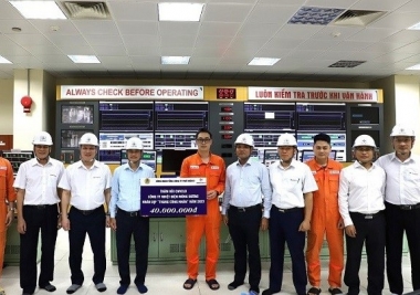 Tổng giám đốc EVNGENCO3 thăm, tặng quà người lao động Nhiệt điện Mông Dương 1
