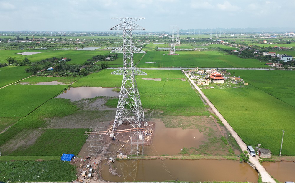 Kéo dây khoảng néo đầu tiên dự án đường dây 500kV mạch 3 (Nam Định - Thanh Hóa)