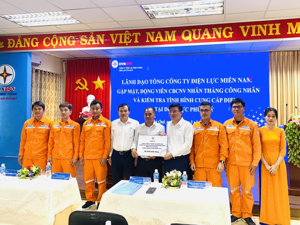 Chủ tịch HĐTV EVNSPC thăm Điện lực Phú Quý nhân Tháng công nhân