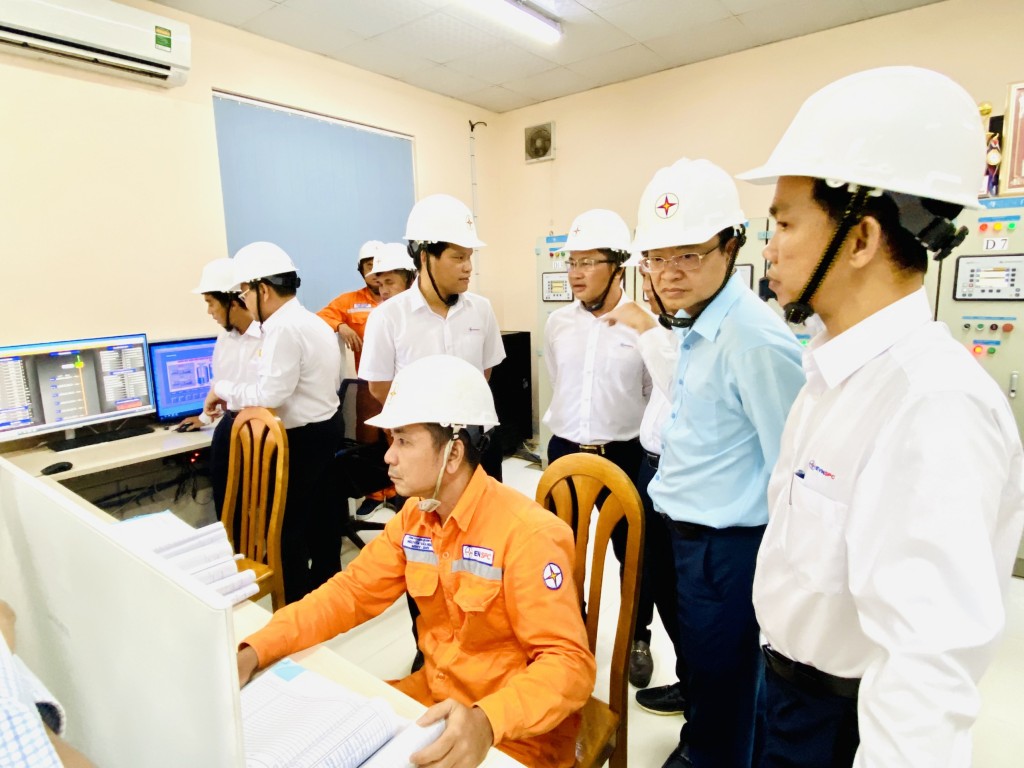 Chủ tịch HĐTV EVNSPC thăm Điện lực Phú Quý nhân Tháng công nhân
