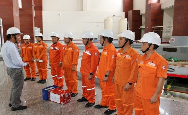 Công đoàn Thủy điện Buôn Kuốp tặng quà người lao động tham gia đại tu tổ máy H1
