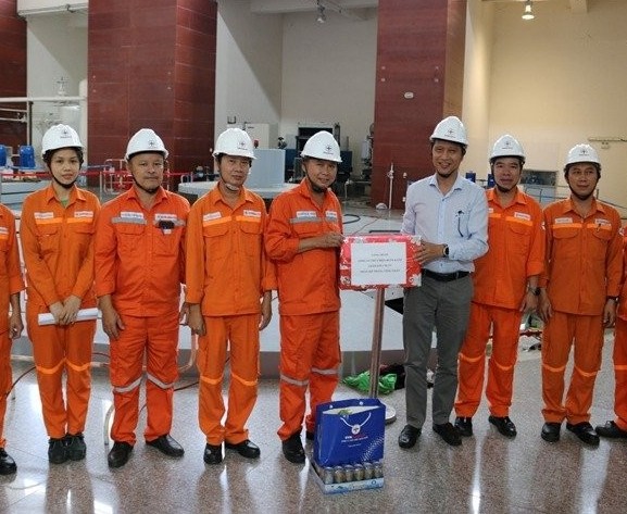 Công đoàn Thủy điện Buôn Kuốp tặng quà người lao động tham gia đại tu tổ máy H1