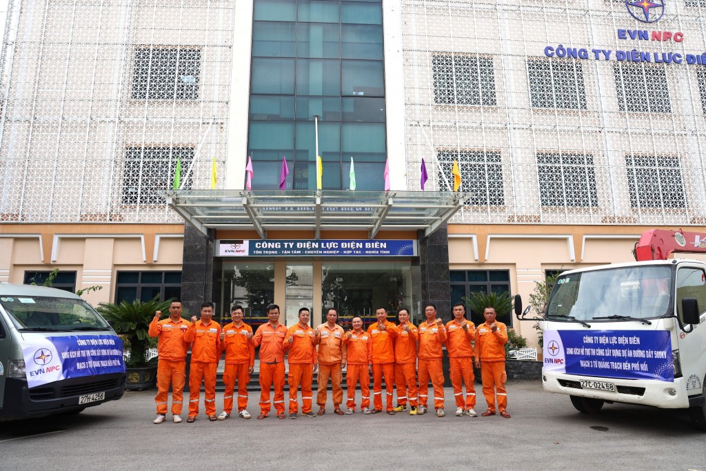 Lực lượng xung kích EVNNPC tham gia thi công đường dây 500kV (Quảng Trạch - Phố Nối)