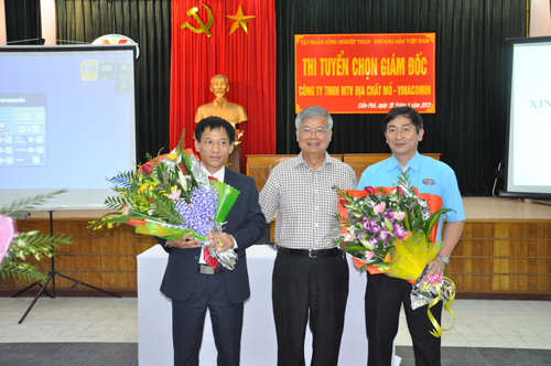 Chủ tịch HĐTV Trần Xuân Hoà tặng hoa hai ứng viên