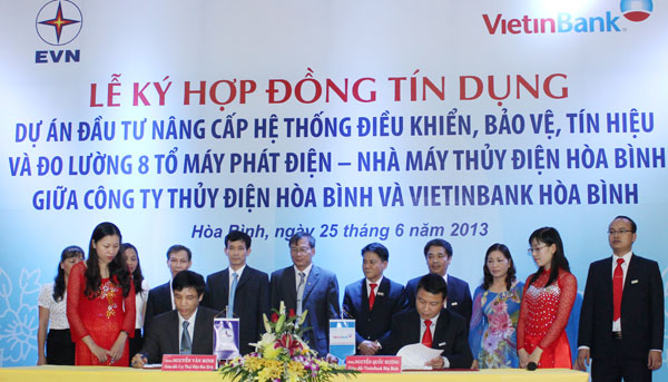 Lễ ký kết hợp đồng tín dụng giữa VietinBank Hòa Bình và Công ty Thủy điện Hòa Bình.