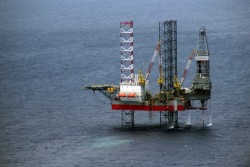 Gắn biển công trình giàn khoan PV Drilling VI