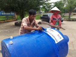 EVN SPC tặng bồn chứa nước cho hộ nghèo tại Long An