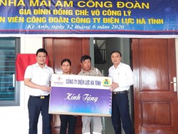 Công đoàn PC Hà Tĩnh: Bàn giao nhà 'mái ấm công đoàn'
