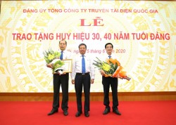 Đảng ủy EVNNPT trao tặng Huy hiệu 30, 40 năm tuổi Đảng