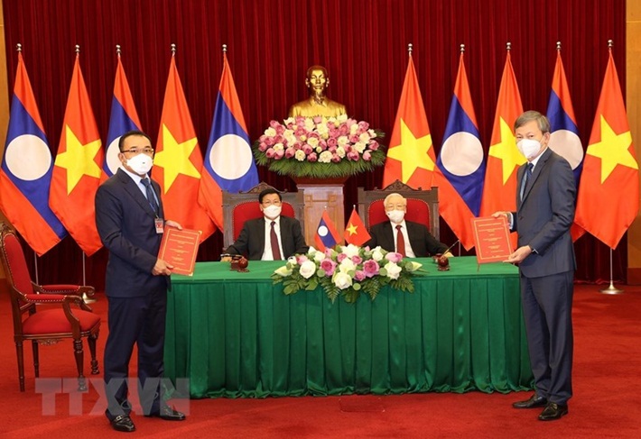 EVN trao đổi hợp đồng mua bán điện với các chủ đầu tư thủy điện tại Lào