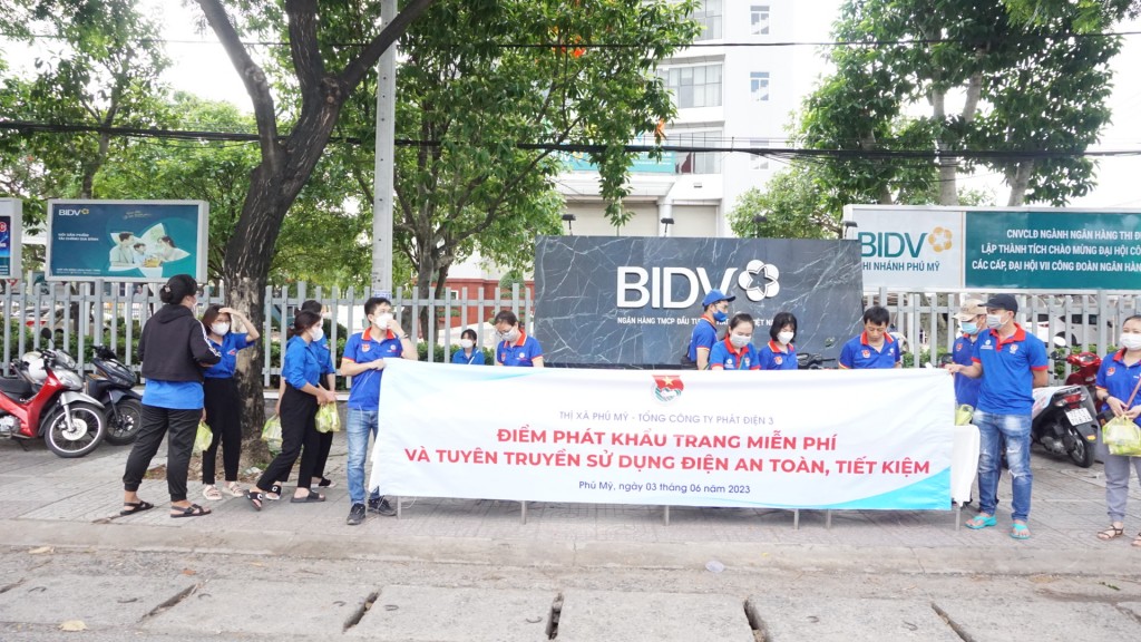 Đoàn thanh niên Nhiệt điện Phú Mỹ xung kích tuyên truyền tiết kiệm điện