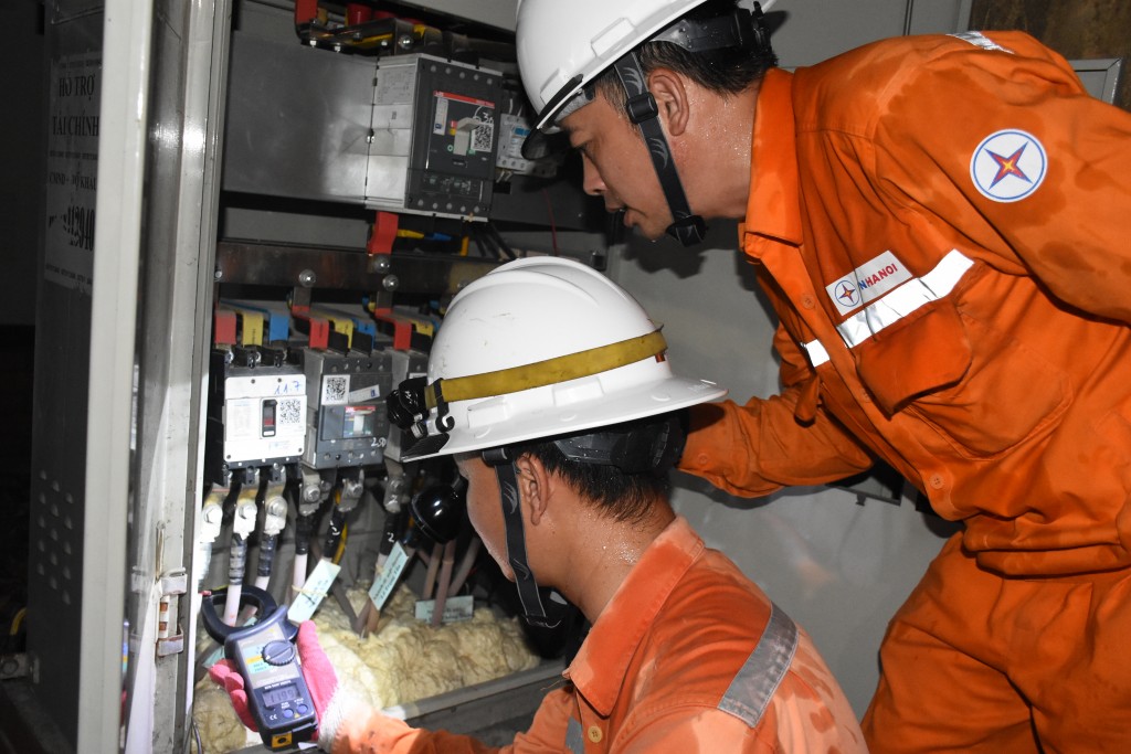 Đảm bảo vận hành an toàn lưới điện - EVNHANOI cần sự chung tay của khách hàng