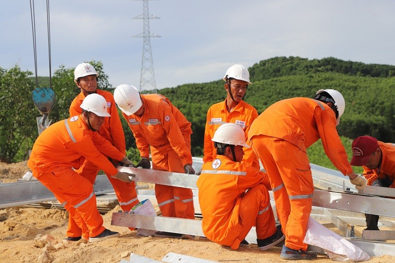 Thợ điện EVNSPC đồng lòng, vượt khó cùng đường dây 500kV mạch 3