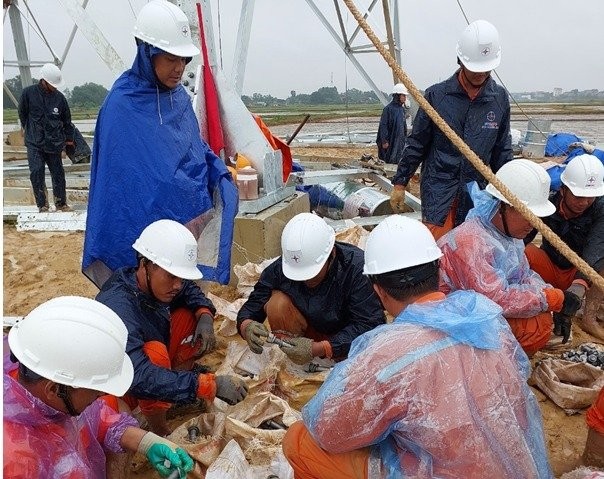 Thợ điện EVNSPC đồng lòng, vượt khó cùng đường dây 500kV mạch 3