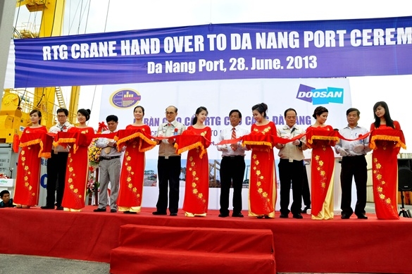 Doosan Vina bàn giao cẩu trục bánh lốp RTGC cho cảng Đà Nẵng
